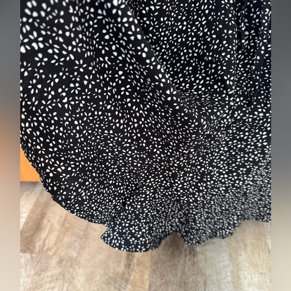 Princess Polly size 2 black with white petals pattern, tie strap skort - Picture 4 of 8